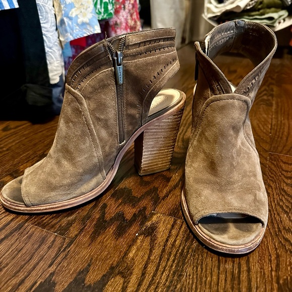 Vince Camuto open-toed booties - Picture 3 of 3